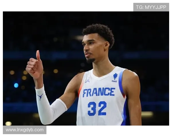 足球明星热爱篮球的那些故事与他们的偶像之路