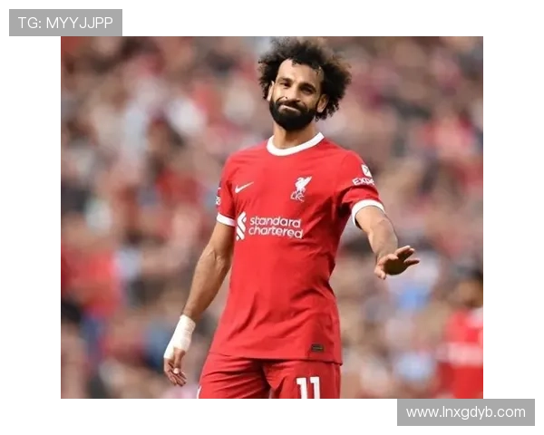 足球明星左脚不擅长踢球的背后原因与训练技巧解析